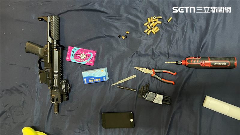 台北市刑大科偵隊在朱姓通緝犯住家搜出QC10衝鋒槍。（圖／翻攝畫面）