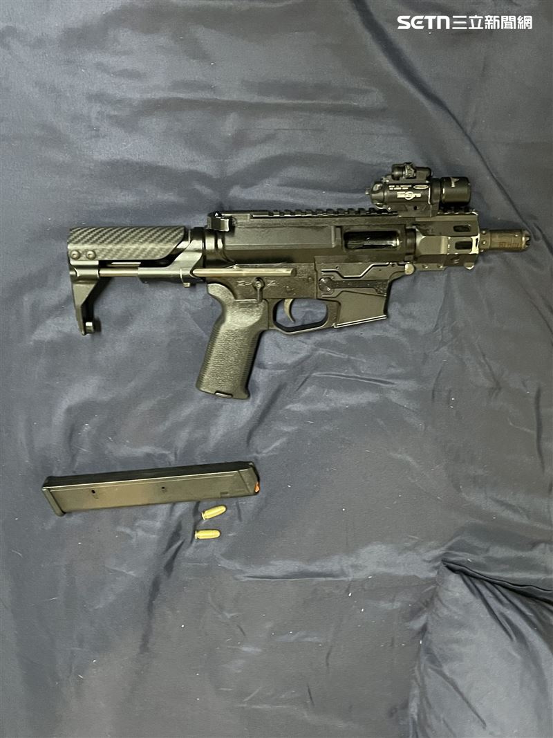 台北市刑大科偵隊在朱姓通緝犯住家搜出QC10衝鋒槍。（圖／翻攝畫面）