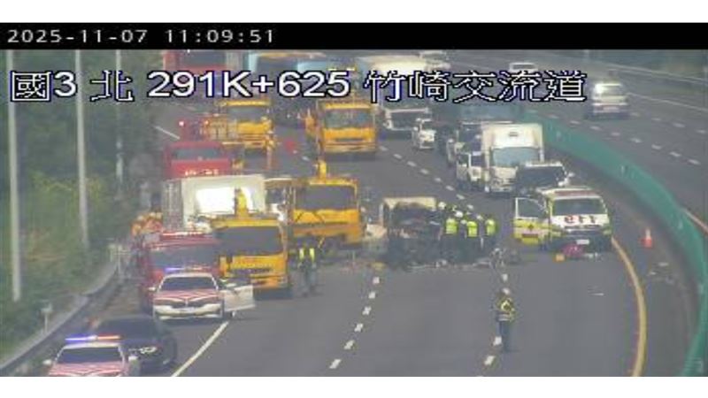 這起車禍一度造成南下車道封閉。（圖／翻攝高速公路1968）
