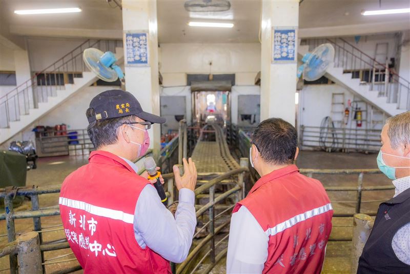 因應非洲豬瘟禁令解除，新北市長侯友宜今(7)日上午訪視新北肉品市場運作情形。（圖／翻攝自侯友宜臉書）