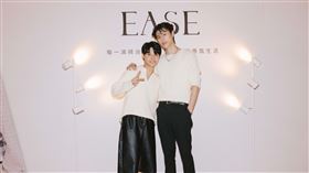 王君豪（左）霸氣告白成晞（右）擔任一日店長。（圖／Ease香氛 提供）