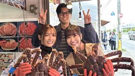 朵拉（左起）、風田、麻由對著比臉大帝王蟹發出驚呼。（圖／TVBS提供）