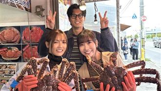 朵拉（左起）、風田、麻由對著比臉大帝王蟹發出驚呼。（圖／TVBS提供）