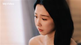 《人浮於愛》邵雨薇將在最新一集披婚紗，臉上卻掛著淚珠。（圖／公共電視、台灣大哥大MyVideo提供）