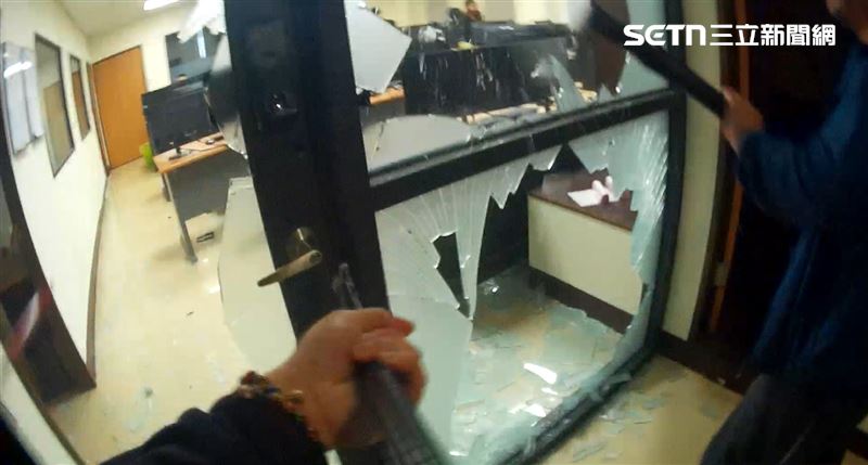 台中男架設博弈機房供中國、台灣賭客下注，因賴帳不出金遭檢舉，遭警方攻堅破獲。（圖／翻攝畫面）