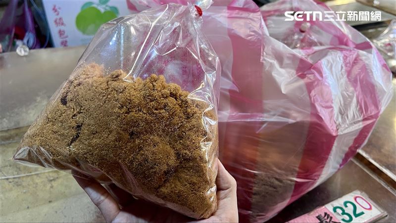 豬肉解禁後，40年肉鬆攤確定有溫體豬可以製作肉鬆，才開始接大量訂單。(圖／記者賴俊佑攝影）