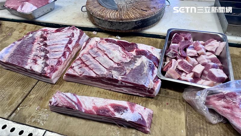 市場豬肉攤預期週末會出現搶肉潮，多位老顧客已來提早預訂。(圖／記者賴俊佑攝影）