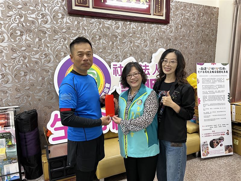 「公益愛行腳」行動者李政全，造訪金門生命線協會捐款。（圖／名城有線電視提供）