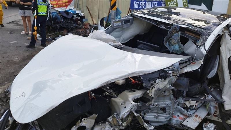 特斯拉高速撞擊後面目全非，相當驚悚。（圖／翻攝畫面）