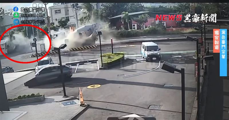 特斯拉隨後失控撞上路邊停等的機車。（圖／翻攝《黑色豪門企業》）