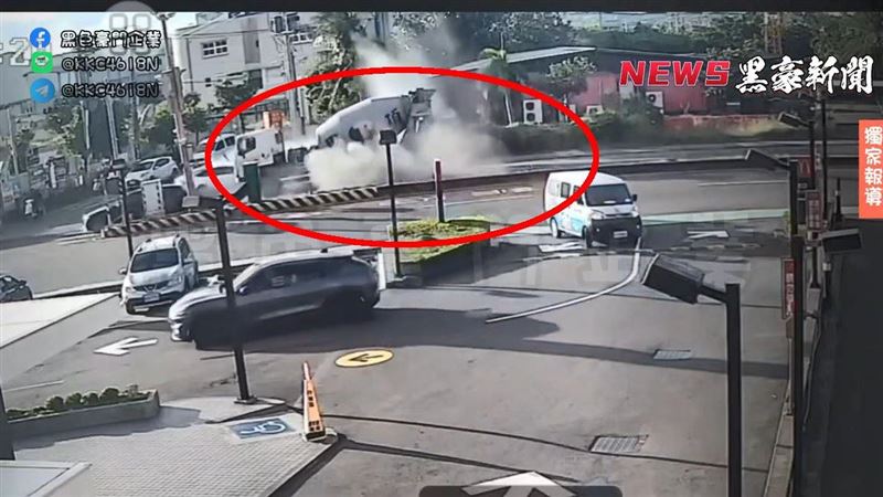 特斯拉高速撞擊預拌車車尾後，揚起大片煙塵。（圖／翻攝《黑色豪門企業》）