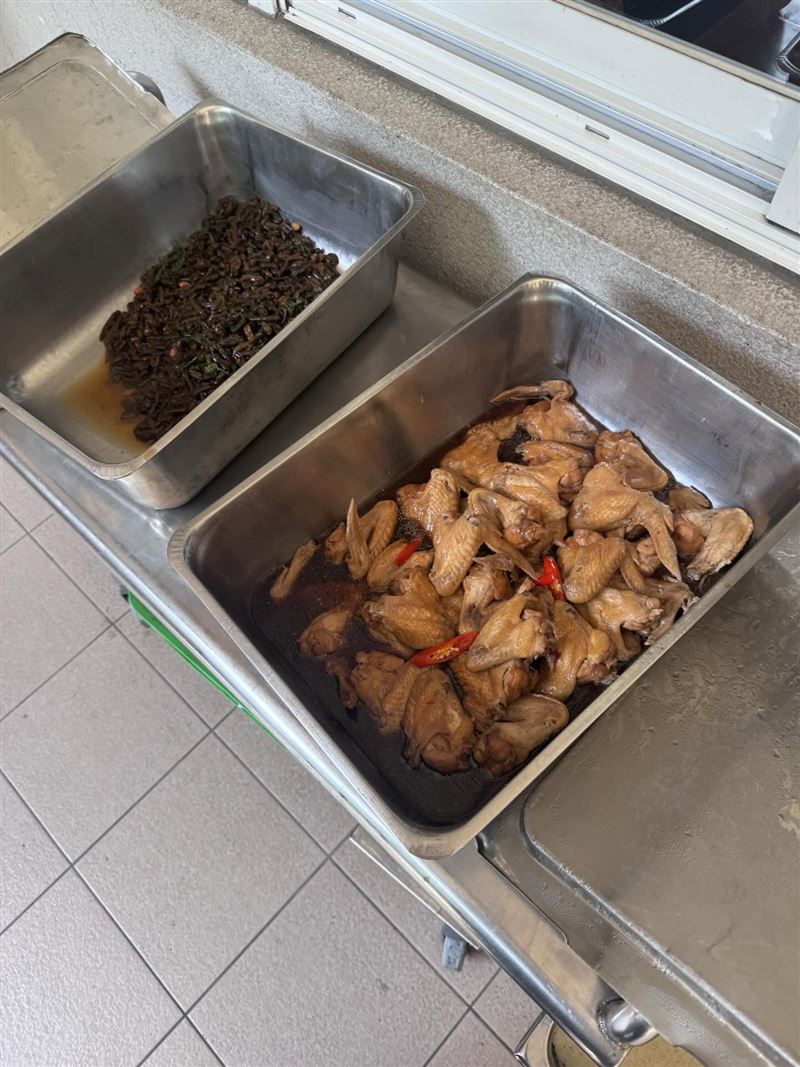 學生反應，自從上新聞後，菜單就改成雞翅了。（圖／threads帳號@arixu96 授權提供）