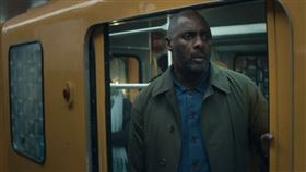 伊卓瑞斯艾巴（Idris Elba）化身談判專家。（圖／Apple TV提供）