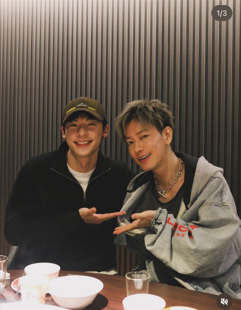 佐藤健來台灣與許光漢合體吃火鍋，讓粉絲又驚又喜。（圖／翻攝自IG）