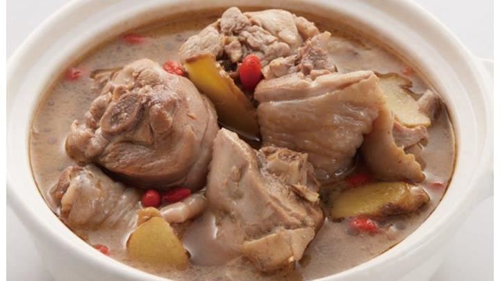 立冬開運７天攻略曝光，雨揚老師：７天連做這5件事旺到年終尾牙摸大獎。吃麻油雞是讓運勢好的起點。（圖／翻攝自photoAC）