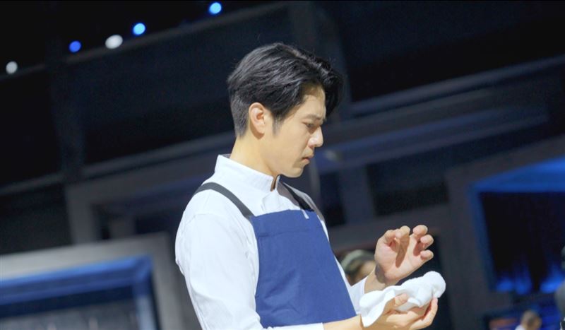 胡宇威分神發生了驚險「濺血」意外。（圖／華視提供）