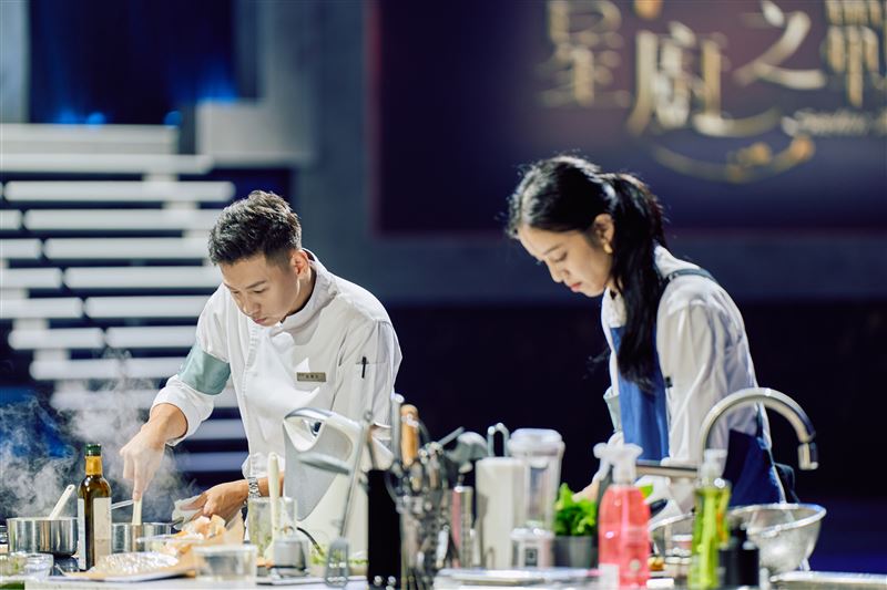 主廚施捷夫(左起)、陳庭妮對濺血意外毫不知情。（圖／華視提供）