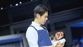 胡宇威分神發生了驚險「濺血」意外。（圖／華視提供）