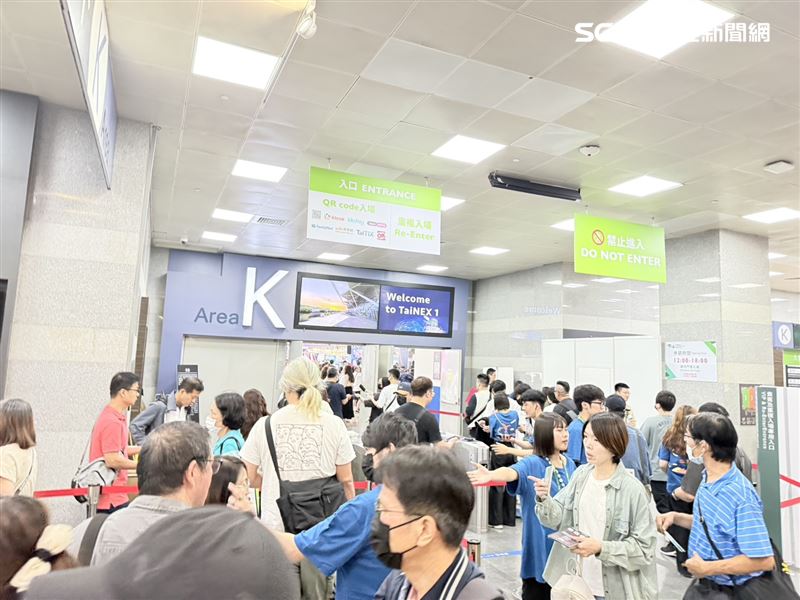 10點開展前就湧現人潮，許多民眾提早排隊卡位，等著搶購優惠與刷卡滿額禮。（圖／記者李育道攝影）