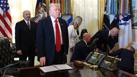 川普6日在橢圓形辦公室舉行記者會，宣布藥品降價，卻發生藥廠主管突然暈倒的小插曲。（圖／美聯社／達志影像）