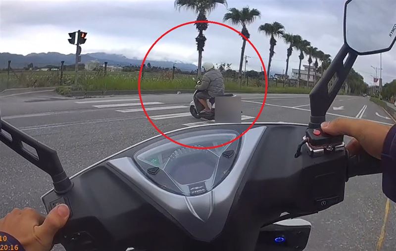 遭通緝的游男持刀襲警又劫車逃逸。（圖／翻攝畫面）