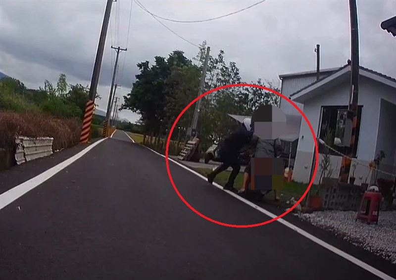 遭通緝的游男持刀襲警又劫車逃逸。（圖／翻攝畫面）