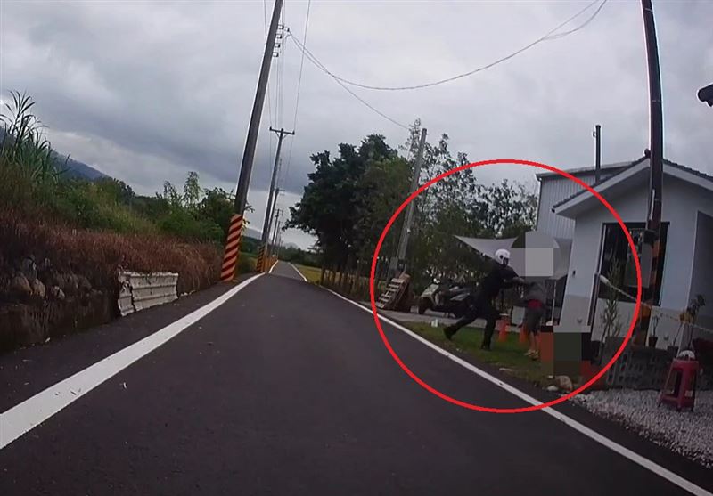 遭通緝的游男持刀襲警又劫車逃逸。（圖／翻攝畫面）