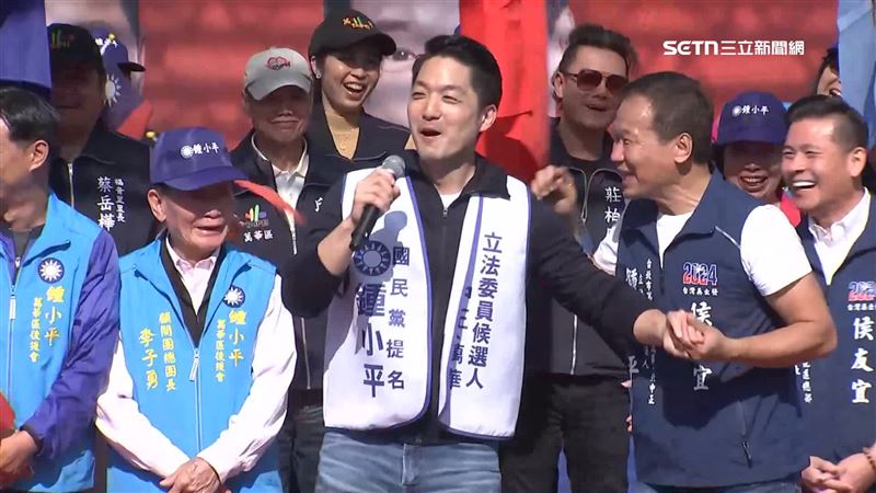 國民黨台北市黨部主委戴錫欽受訪時表示，2026年蔣萬安（左3）可以幫民眾黨小雞站台，但藍營自家人擔心選票部分重疊、壓縮得票空間