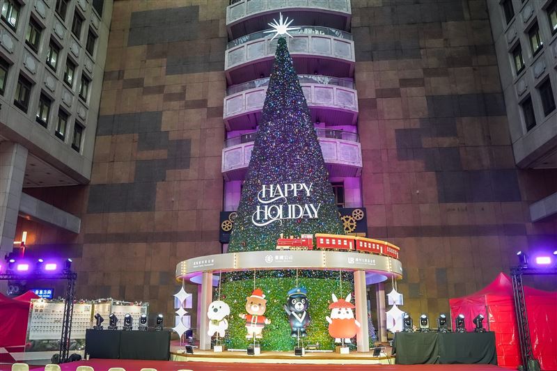 北車微風打造全台最高室內聖誕樹。(圖／微風提供）