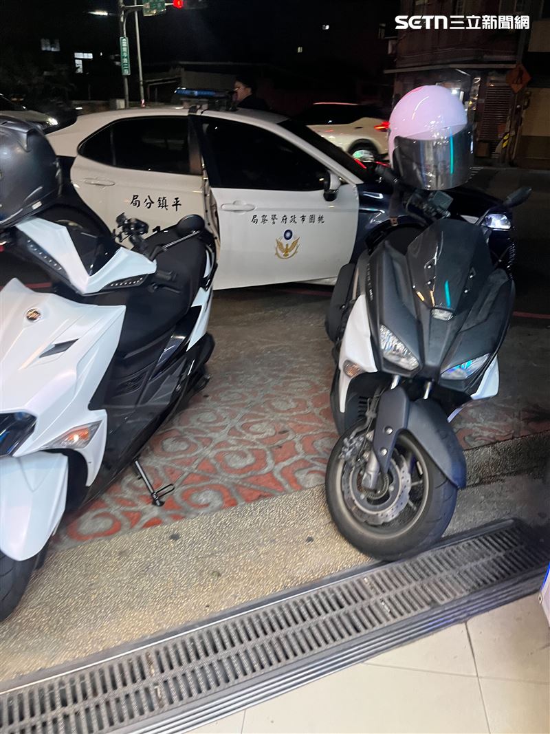 2名男子闖入吃屎哥經營的娃娃機店踹門，警方到場處理。（圖／吃屎哥提供）