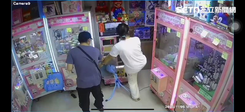 2名男子闖入吃屎哥經營的娃娃機店踹門。（圖／吃屎哥提供）