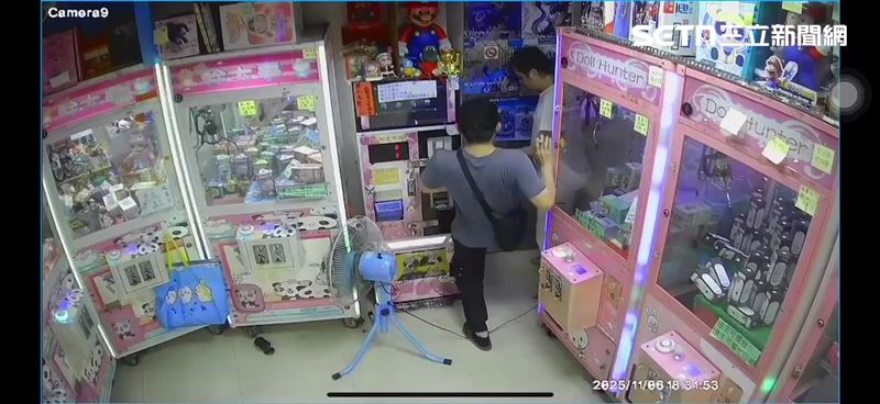 2名男子闖入吃屎哥經營的娃娃機店踹門。（圖／吃屎哥提供）