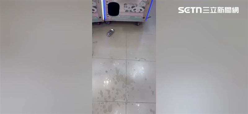 2名男子闖入吃屎哥經營的娃娃機店踹門。（圖／吃屎哥提供）