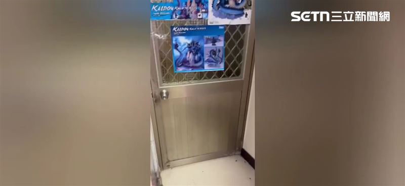 2名男子闖入吃屎哥經營的娃娃機店踹門。（圖／吃屎哥提供）