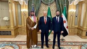 ▲沙烏地王儲沙爾曼、美國總統川普、敘利亞總統夏拉。（圖／翻攝自白宮發言人李威特X平台 @PressSec）