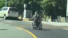 阿伯乘坐改裝的電動輪椅在路上高速行駛