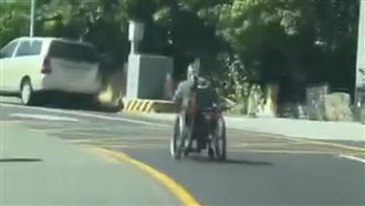 草屯驚見「頭文字輪椅版」　阿伯飆速慘了