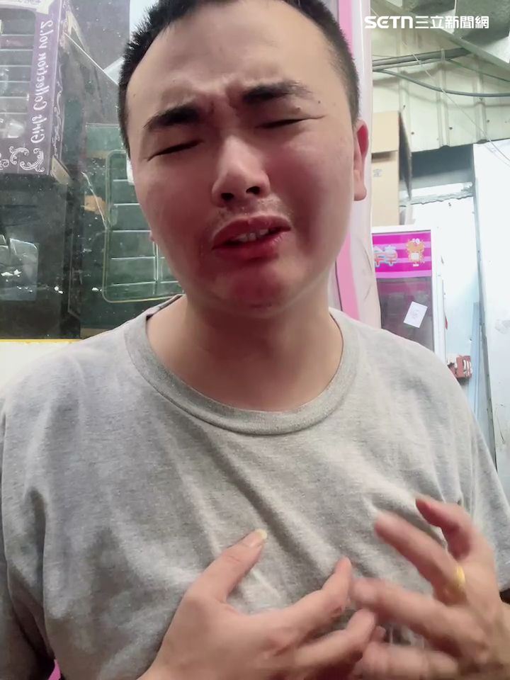 吃屎哥懷疑是小草前來他的娃娃機店尋釁。（圖／吃屎哥提供）