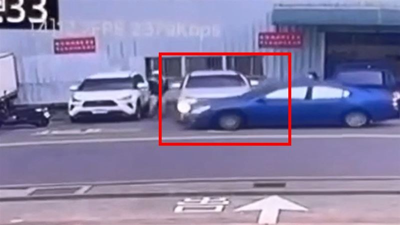 詐團車手開車衝撞警方偵防車瞬間。（圖／翻攝畫面）