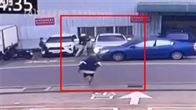 新北刑大偵查隊長對空鳴槍。（圖／翻攝畫面）