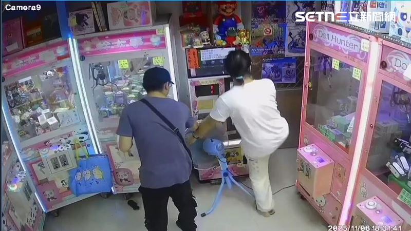 獨/雙煞闖店怒踹門 吃屎哥懷疑小草尋釁