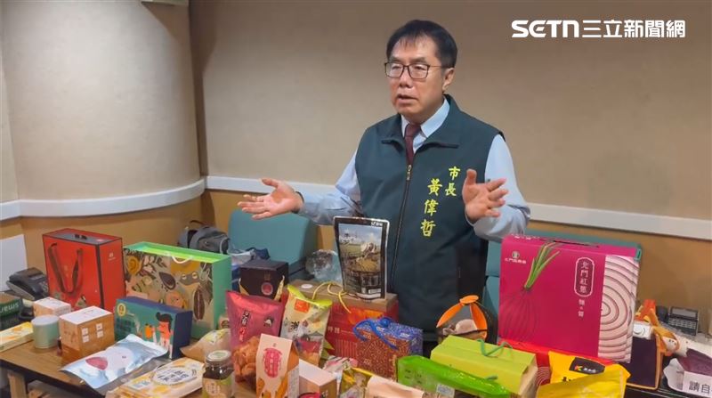 台南黃偉哲準備多達25項臺南伴手禮給黃仁勳。（圖／翻攝畫面）