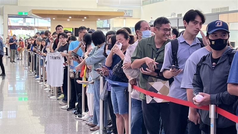 新/黃仁勳來了!專機抵台南現場畫面曝光