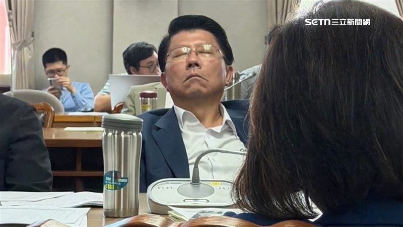 藍委謝龍介6日司委會審查反年改，被拍到仰頭雙眼緊閉