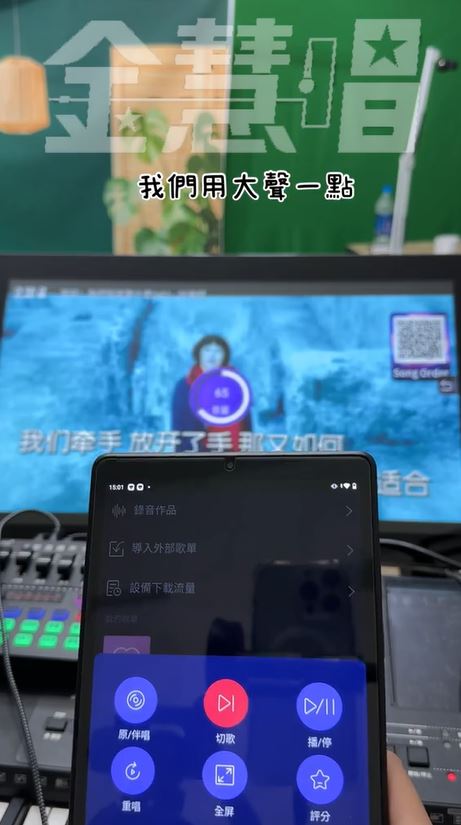 檢警查獲全台最大宗盜版點歌機，非法下載未授權歌曲，提供給多縣市KTV、小吃部、酒吧等營業場所使用。(圖／翻攝畫面)