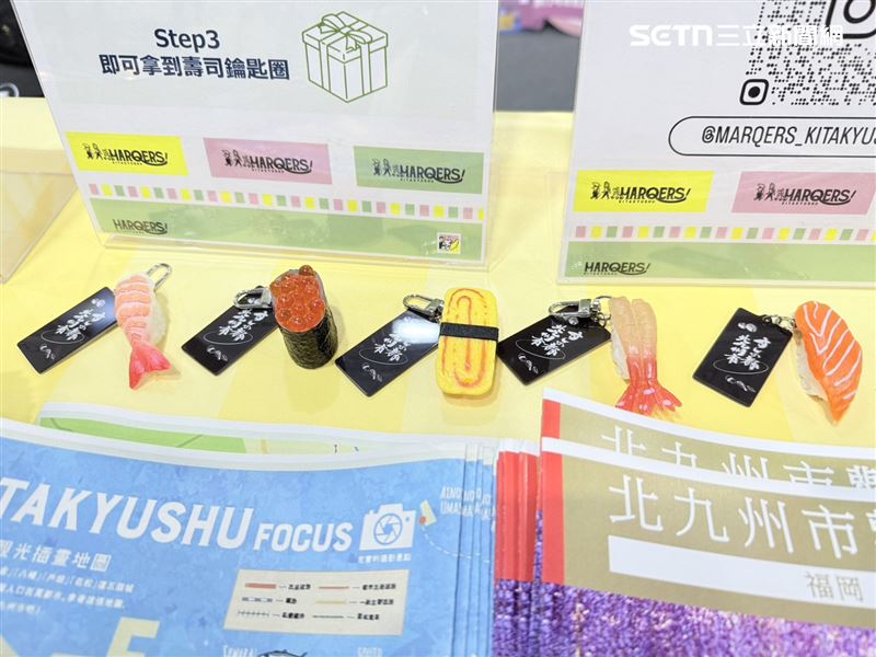 日本館今年規模再擴大,不少館內只要打卡追蹤都會送可愛好禮,像是北九州追蹤就送壽司吊飾。(圖/記者李育道攝影)