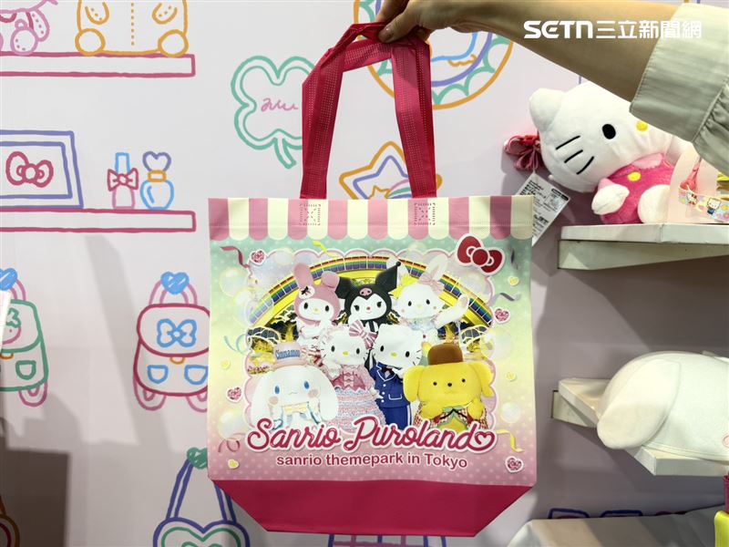 今年首次參展的三麗鷗樂園現場展示不少園區限定玩偶,此外民眾填寫問券即可獲得免費袋子。(圖/記者李育道攝影)