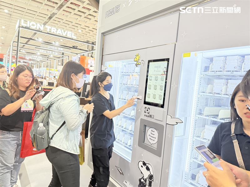 星宇航空今年在展場推出盲盒抽獎。(圖/記者李育道攝影)