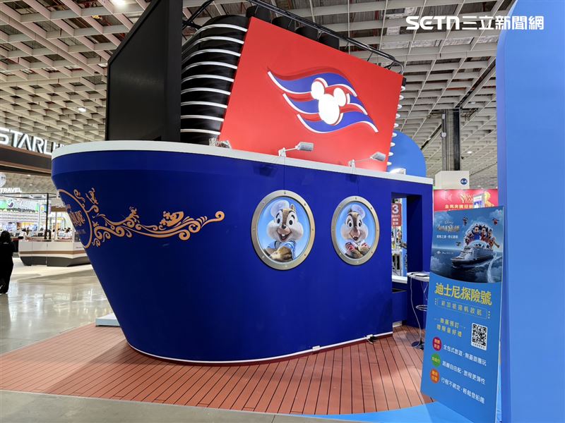 可樂旅遊迪士尼郵輪在現場供民眾打卡拍照。(圖/記者李育道攝影)