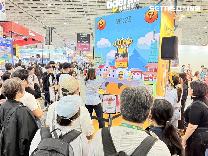 台灣虎航現場互動遊戲抽好禮,最大禮為免費機票。(圖/記者李育道攝影)